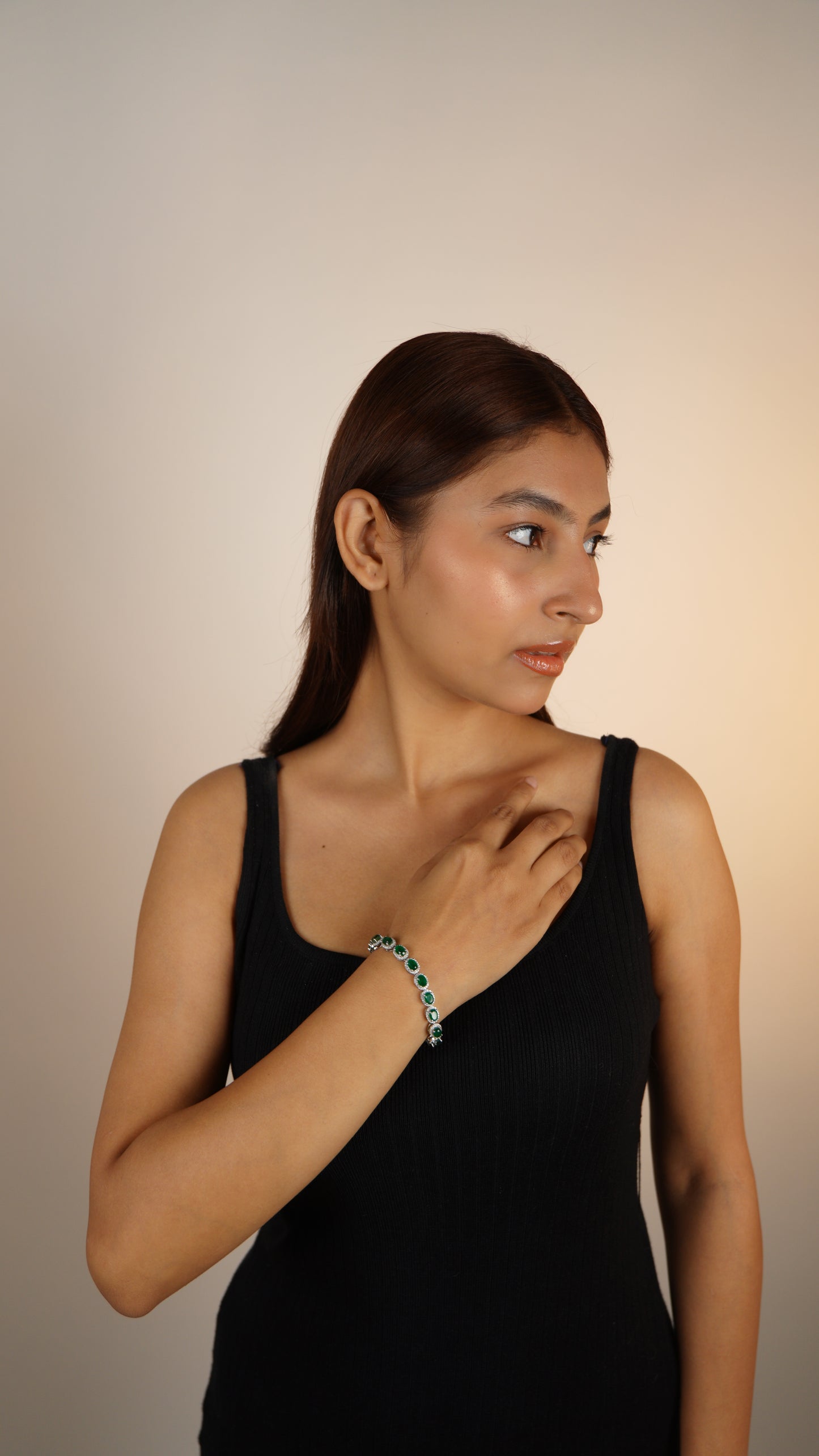 SIGNATURE OVAL BRACELET- EMERALD(S)
