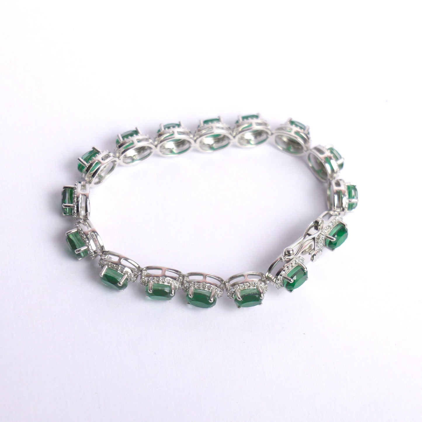SIGNATURE OVAL BRACELET- EMERALD(S)