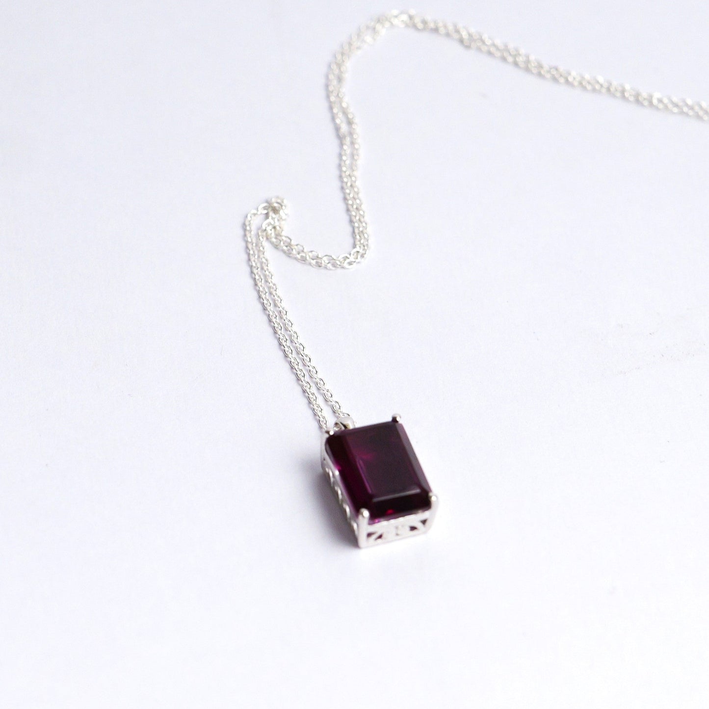 SOLO PENDANT - RHODOLITE(S)