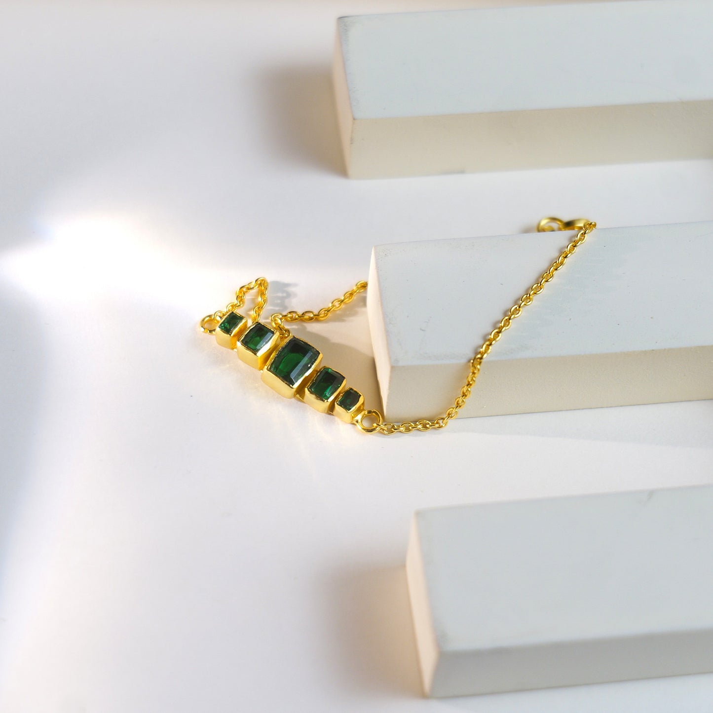 COLUMN BRACELET- EMERALD(G)