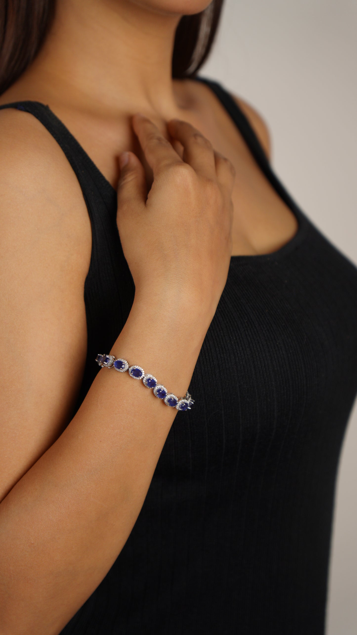 SIGNATURE OVAL BRACELET- TOPAZ(S)