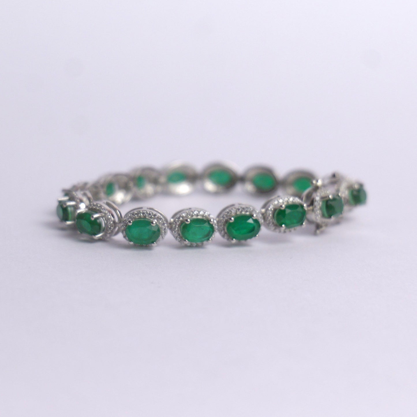 SIGNATURE OVAL BRACELET- EMERALD(S)