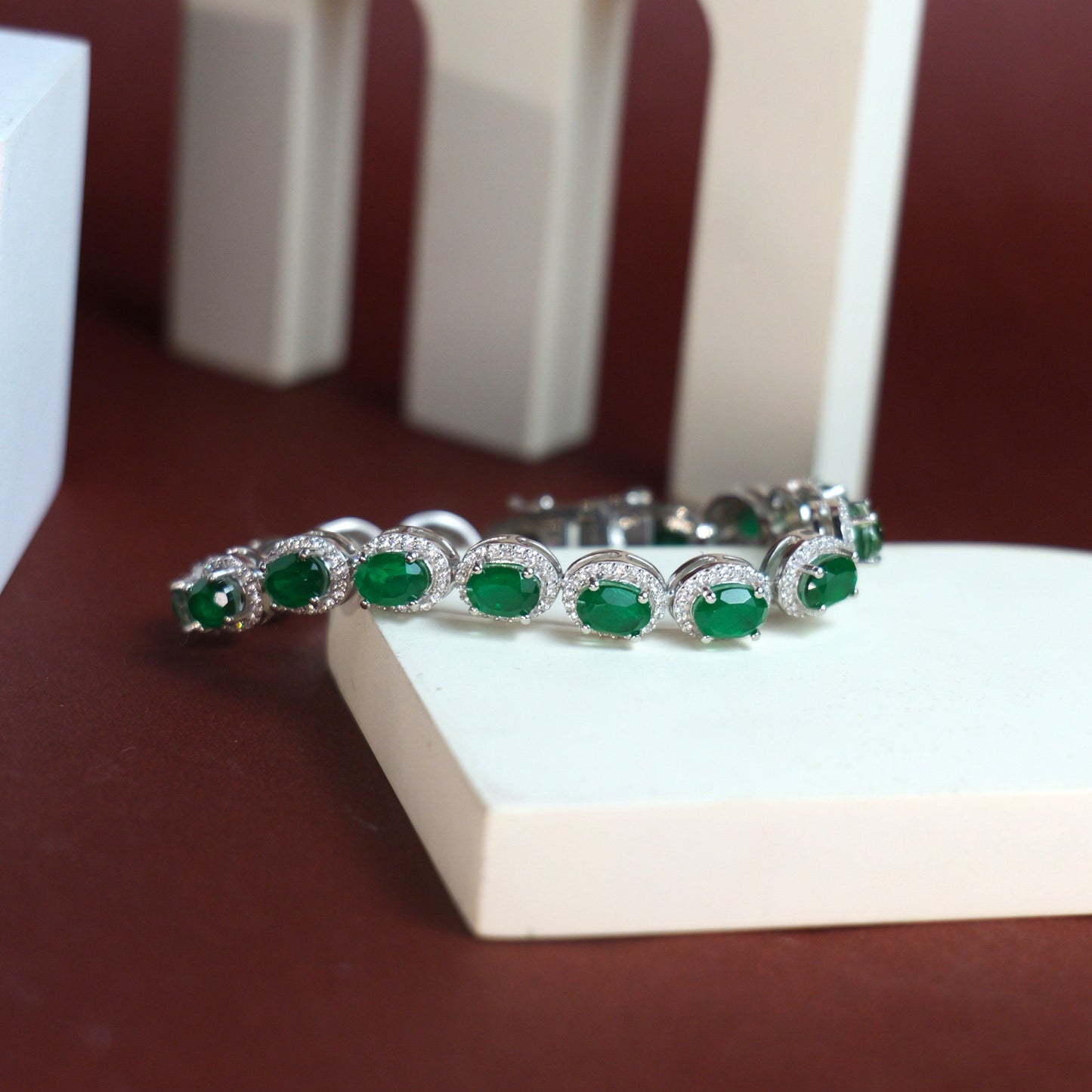 SIGNATURE OVAL BRACELET- EMERALD(S)